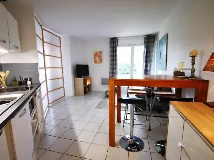 La Bulle Bleue - Parking-terrasse-aeoport-meet *