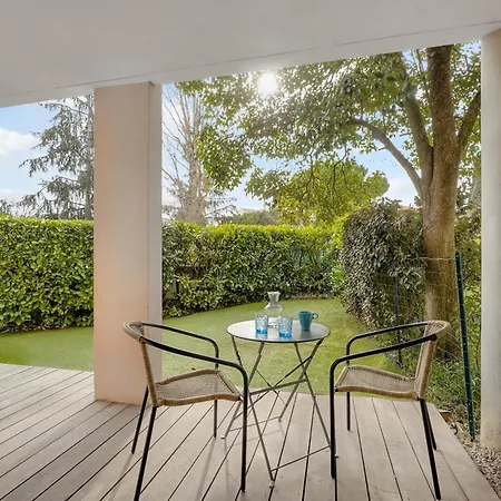 La Bulle Bleue - Parking-terrasse-aeoport-meet Μπλανιάκ